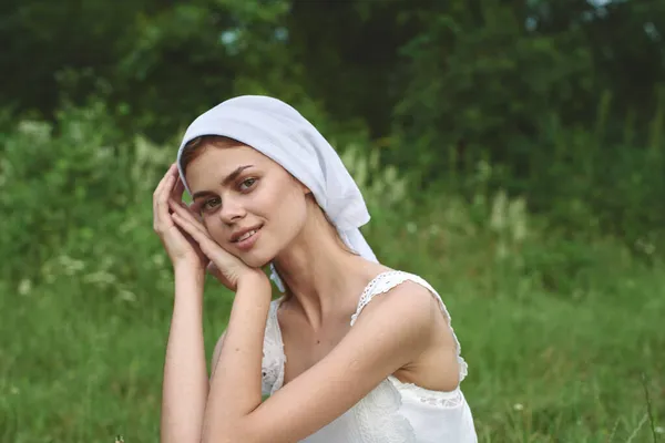 Beyaz elbiseli kadın köy doğa ekolojisi — Stok fotoğraf