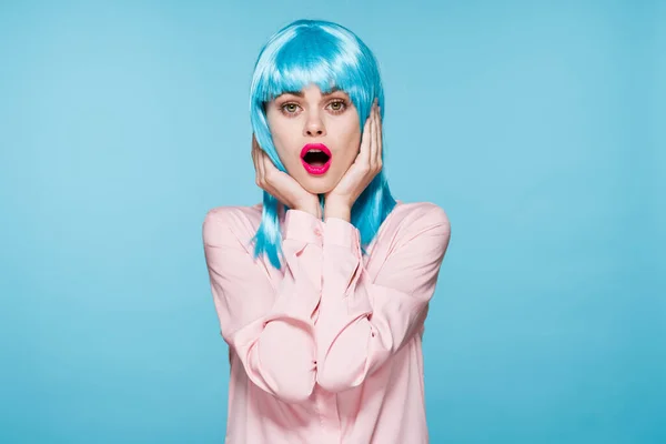 Wesoły glamour kobieta w różowej koszuli niebieski peruka makijaż model — Zdjęcie stockowe