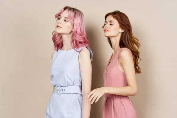 Zwei Freundinnen stehen Seite an Seite Mode Kleidung Glamour posiert — Stockfoto