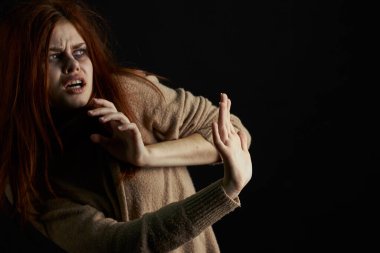 Gözlerinin altında morluklar olan korkmuş kadın depresyon istismarını yeniyor.