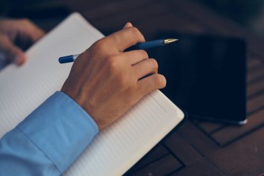 Not defteri açık bir kafede çalışıyor.