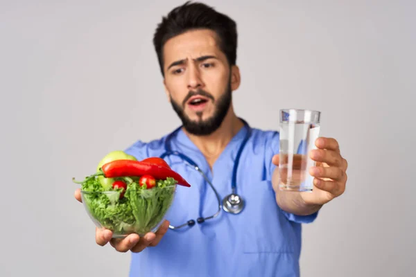 Erkek beslenme uzmanı sebzeler sağlıklı gıda tedavi hastanesi — Stok fotoğraf