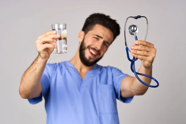 Arzt Ernährungswissenschaftler Glas Wasser Gesundheit Stethoskop aus nächster Nähe — Stockfoto