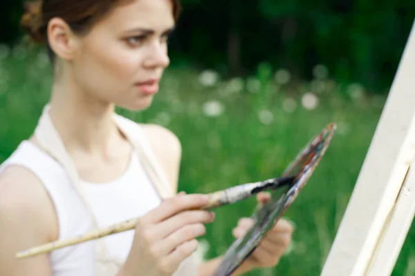 Künstlerin im weißen Kleid Farbpalette Zeichnung Nahaufnahme — Stockfoto