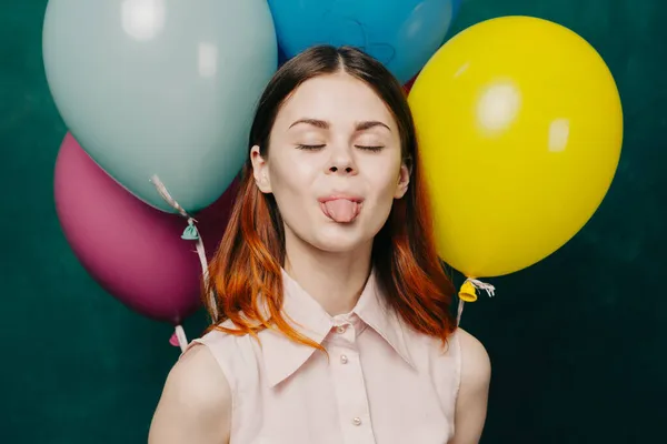Веселая женщина с красочными воздушными шарами день рождения весело — стоковое фото