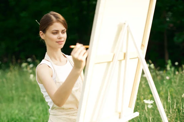 Mujer artista pinta un cuadro cerca caballete al aire libre paisaje creativo —  Fotos de Stock