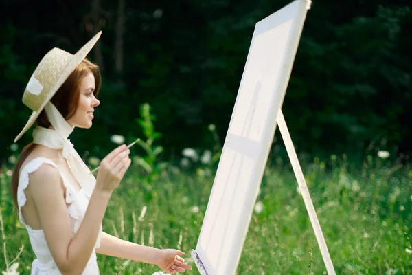 白い服を着た女が風景趣味の絵を描く — ストック写真