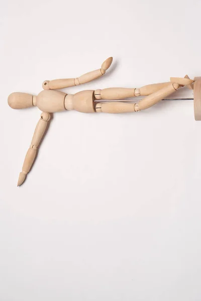 Maniquí de madera posando sobre fondo claro juguete objeto — Foto de Stock