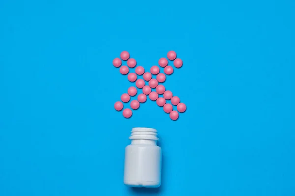 Medicina frasco vitaminas cápsulas medicina fundo azul — Fotografia de Stock