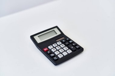masaüstü fincanındaki kablosuz klavye döküman ofisi