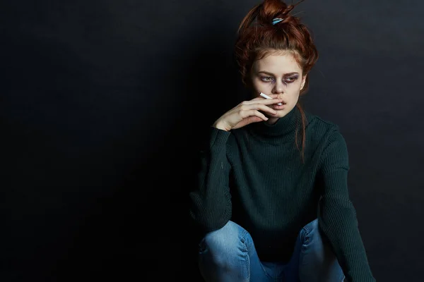 Женщина с бутылкой алкоголя курит сигарету депрессия синяки под глазами эмоции — стоковое фото