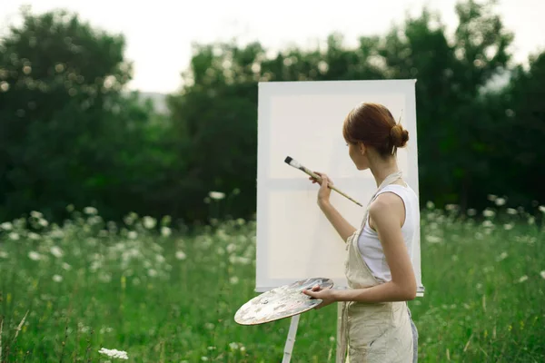 Žena umělec venku stojan kreslení tvůrčí krajina — Stock fotografie