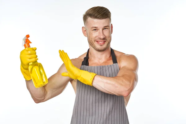 Emotionele man in schort met schoonmaakmiddel huishoudelijk werk — Stockfoto