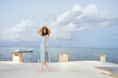 Okyanus kıyısında giyinmiş bir kadın. Yaz tatili.