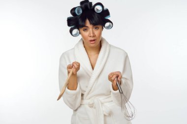 Beyaz önlüklü kadın saç bigudisi ödevinde