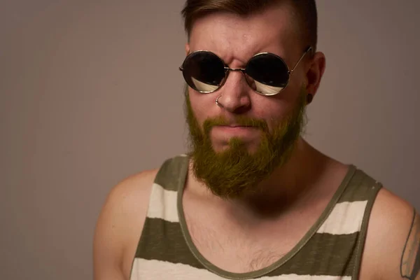 Homme barbu portant des lunettes de soleil posant des émotions fond isolé — Photo