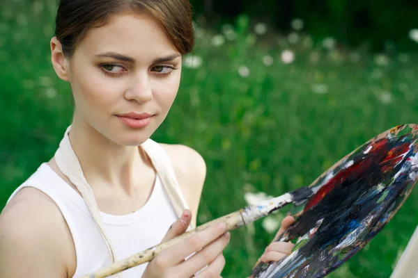 Woman artist in white dress paint palette drawing close-up — Stock Photo, Image