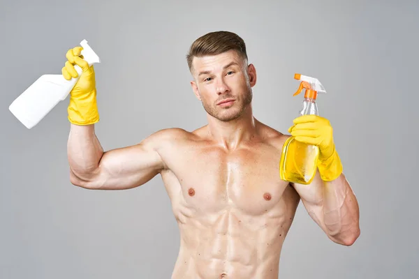 Man met opgepompt gespierd lichaam wasmiddel rubber service handschoenen — Stockfoto