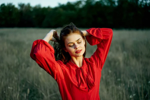 Schattig roodharige vrouw in rood jurk in veld natuur zomer — Stockfoto