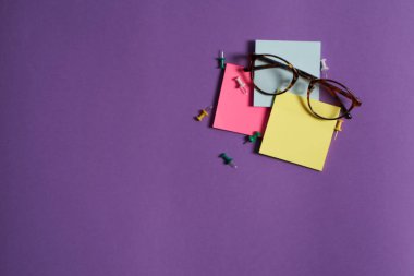 Renkli çıkartmalar ofis malzemeleri, mor arka plan çizimi hobisi.