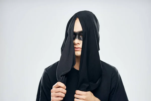 Homme en masque noir Halloween horreur fantôme sombre fond — Photo