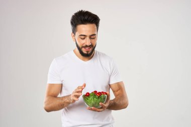 Sebze salatalı sakallı adam tabağı sağlıklı besleniyor.