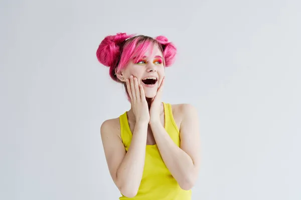Proporcjonalne kobieta z różowymi włosami w żółtym zbiorniku top styl życia — Zdjęcie stockowe