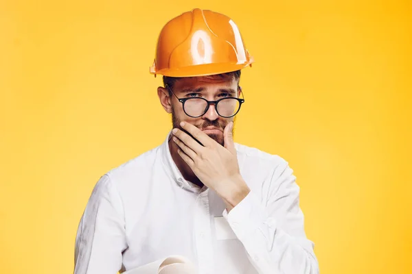 Uomo in casco arancione ingegnere edile professionista di lavoro — Foto Stock