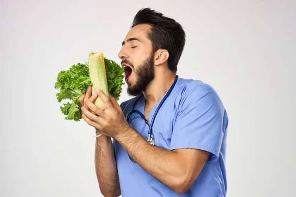 Médecin diététiste joyeux avec des légumes dans les mains traitement stéthoscope — Photo