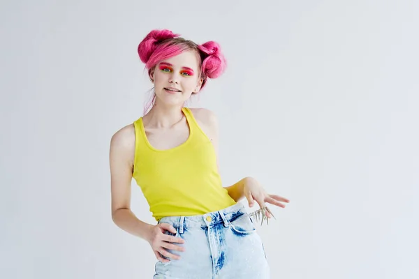 Mujer con pelo rosa estilo juvenil posando estilo de vida neón — Foto de Stock