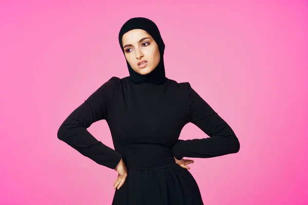 Muslimsk kvinna i svart hijab poserar hand gest modell — Stockfoto