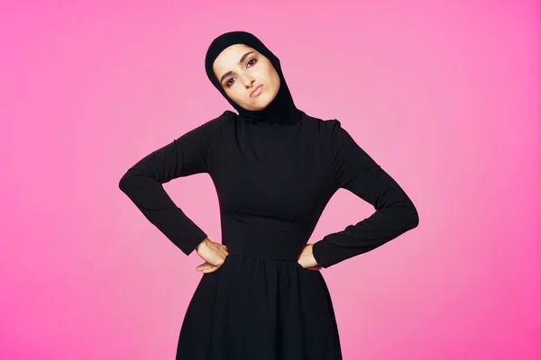 Мусульманська жінка в чорному хіджабі позує модель жестів рук — стокове фото