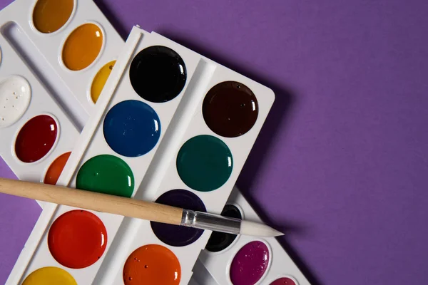 Festék kefék festészet művészet lila háttér hobbi — Stock Fotó