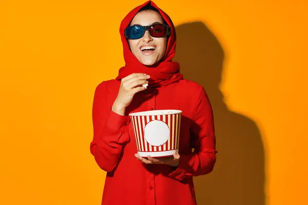 Mujer árabe palomitas de maíz entretenimiento cine amarillo fondo —  Fotos de Stock
