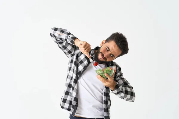 开朗的男人，穿着格子呢衬衫，盘子里有沙拉，健康食品 — 图库照片