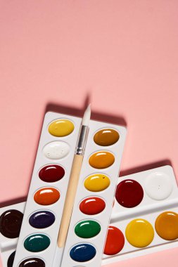 resim araçları sanat tasarımı okul eşyaları pembe arkaplan