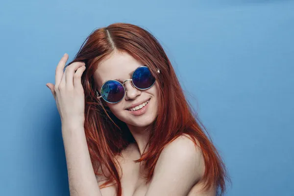 青い眼鏡をかけた可愛い赤い髪の女性裸の肩をポーズ — ストック写真
