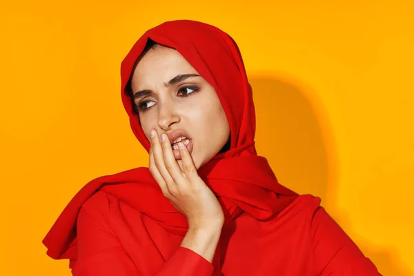 Веселая женщина мусульманская одежда мода современный стиль изолированный фон — стоковое фото