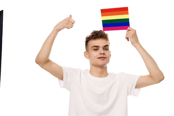 Hombre con bandera lgbt transgénero discriminación comunitaria —  Fotos de Stock