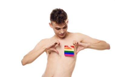 Üstsüz lgbt topluluğunun transseksüel ışıklı arka planı olan bir adam.