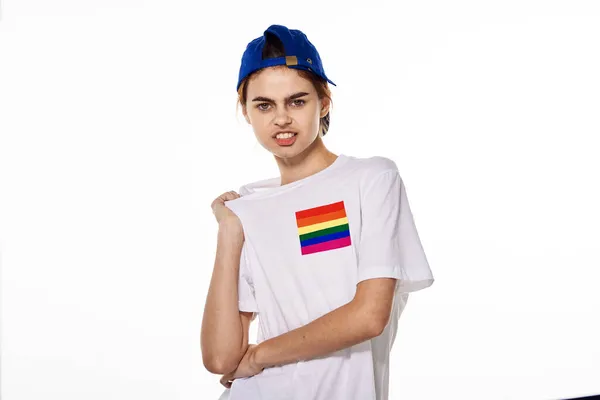 Vrouw met lgbt vlag transgender gemeenschap licht achtergrond — Stockfoto