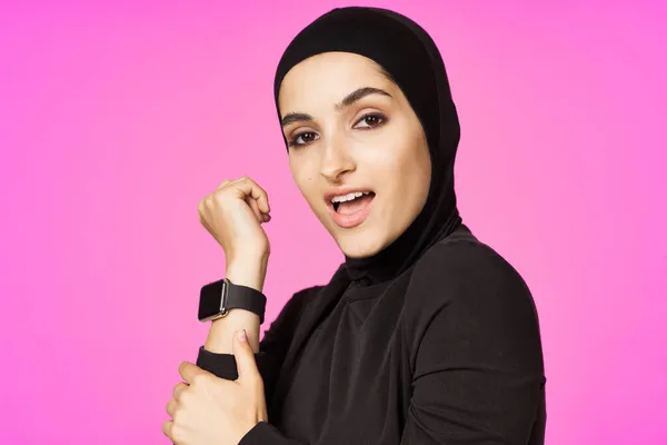 Rolig muslim klocka teknik poserar rosa bakgrund — Stockfoto