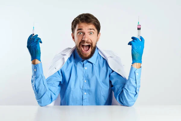 Asistente de laboratorio sentado en su escritorio experimento analiza la medicina — Foto de Stock
