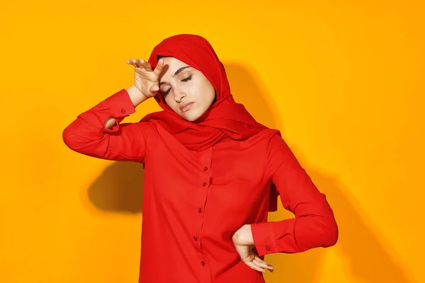 Ładna kobieta muzułmańska odzież moda nowoczesny styl odizolowane tło — Zdjęcie stockowe