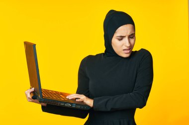 Ellerindeki Müslüman dizüstü bilgisayarı öğrencilerin etnik duygularını öğreniyor