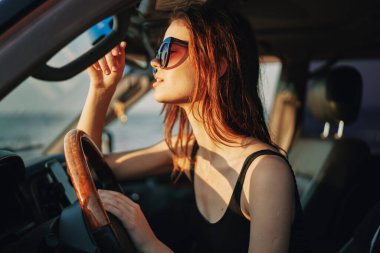 Moda seyahati pozu veren bir kadın.