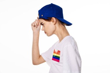 lgbt bayrağı taşıyan kadın cinsiyet değiştirme topluluğunun aydınlık arka planı