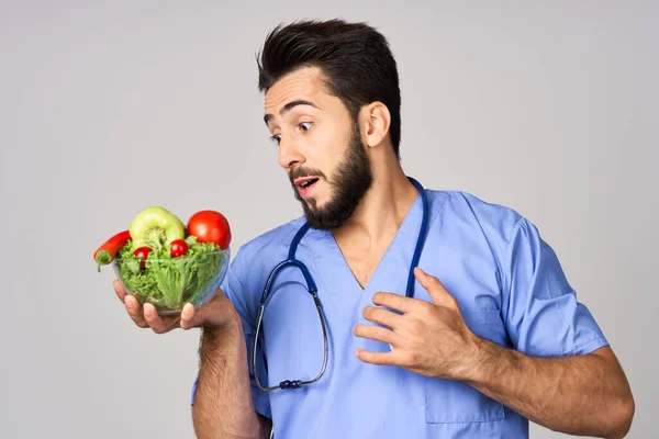 Nutricionista masculino legumes tratamento de alimentos saudáveis hospital — Fotografia de Stock