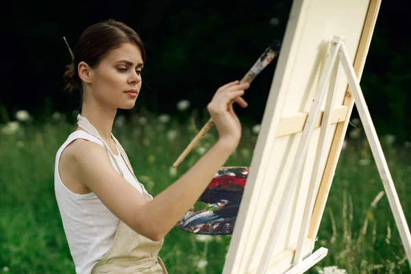 Vidám nő művész festmény egy képet a szabadban kreatív művészet — Stock Fotó