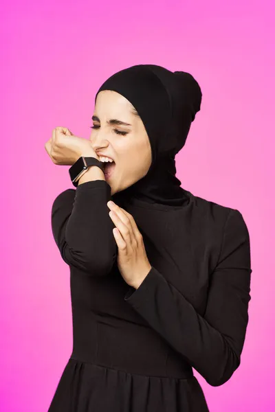 Lustige muslimische Uhrentechnologie posiert rosa Hintergrund — Stockfoto